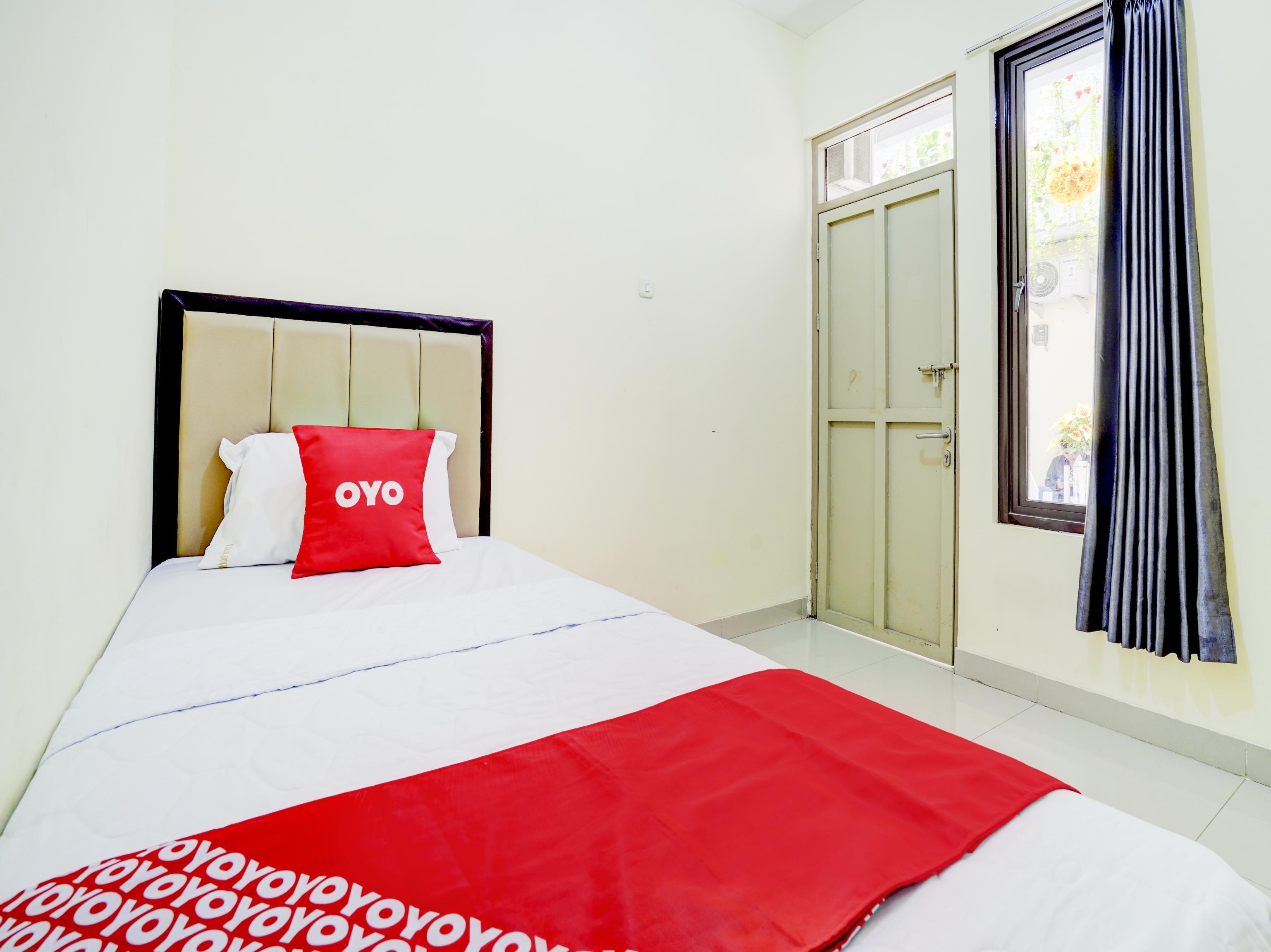 Hotel OYO 90052 Star House Cirebon Exterior foto
