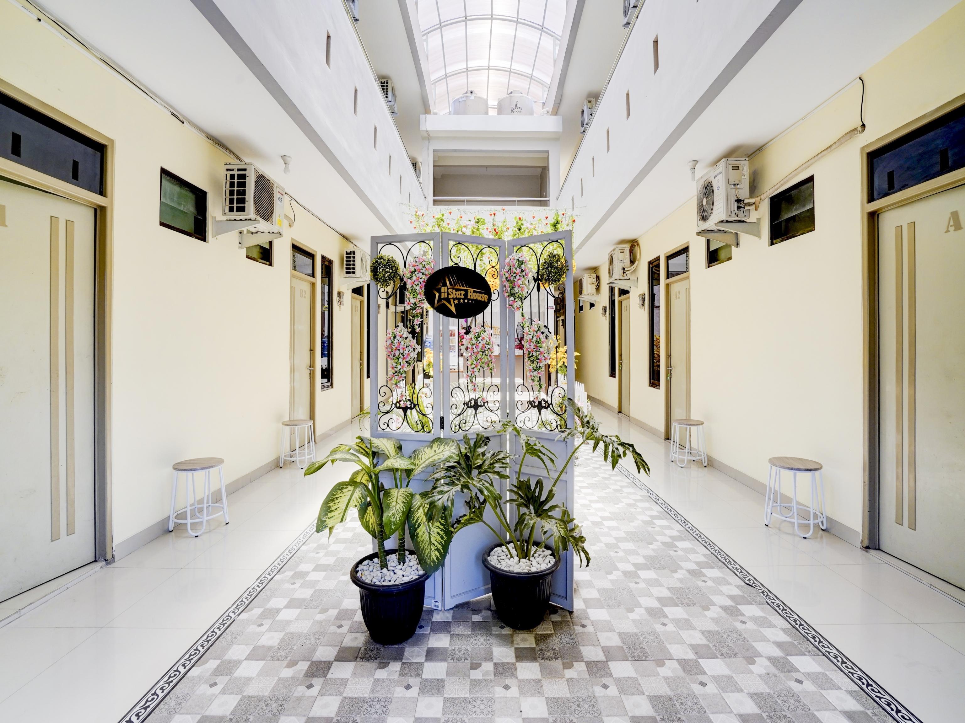 Hotel OYO 90052 Star House Cirebon Exterior foto