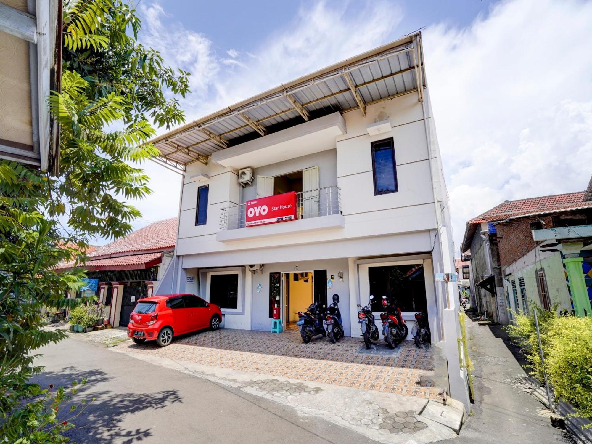 Hotel OYO 90052 Star House Cirebon Exterior foto