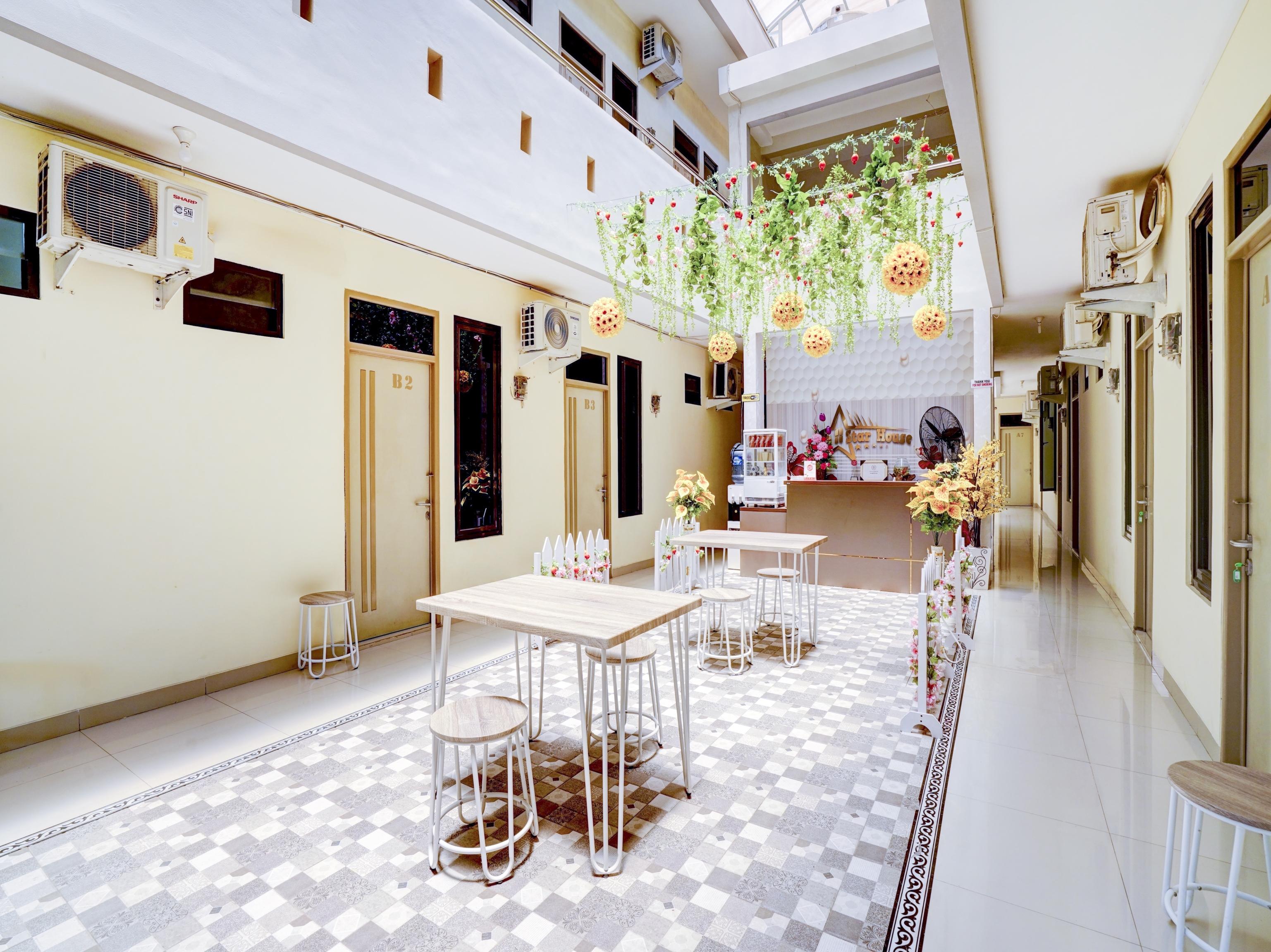 Hotel OYO 90052 Star House Cirebon Exterior foto